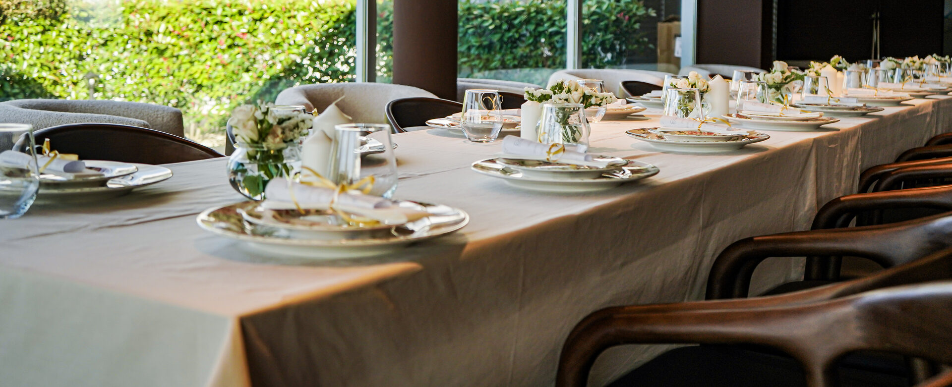 Mesa de banquete com vista para o jardim
