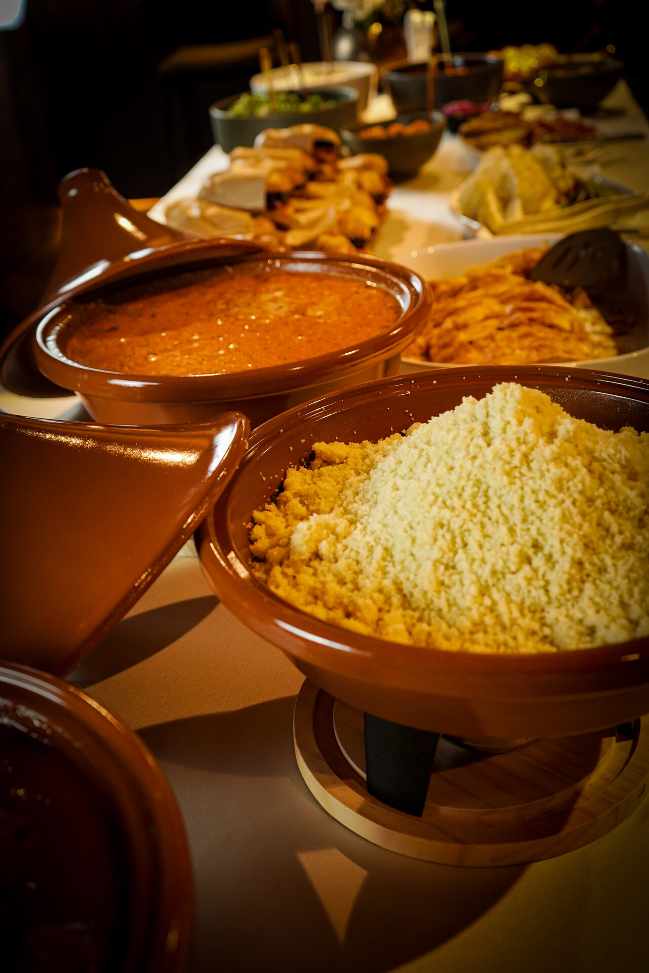 Cuscuz e tagine servidos ao centro