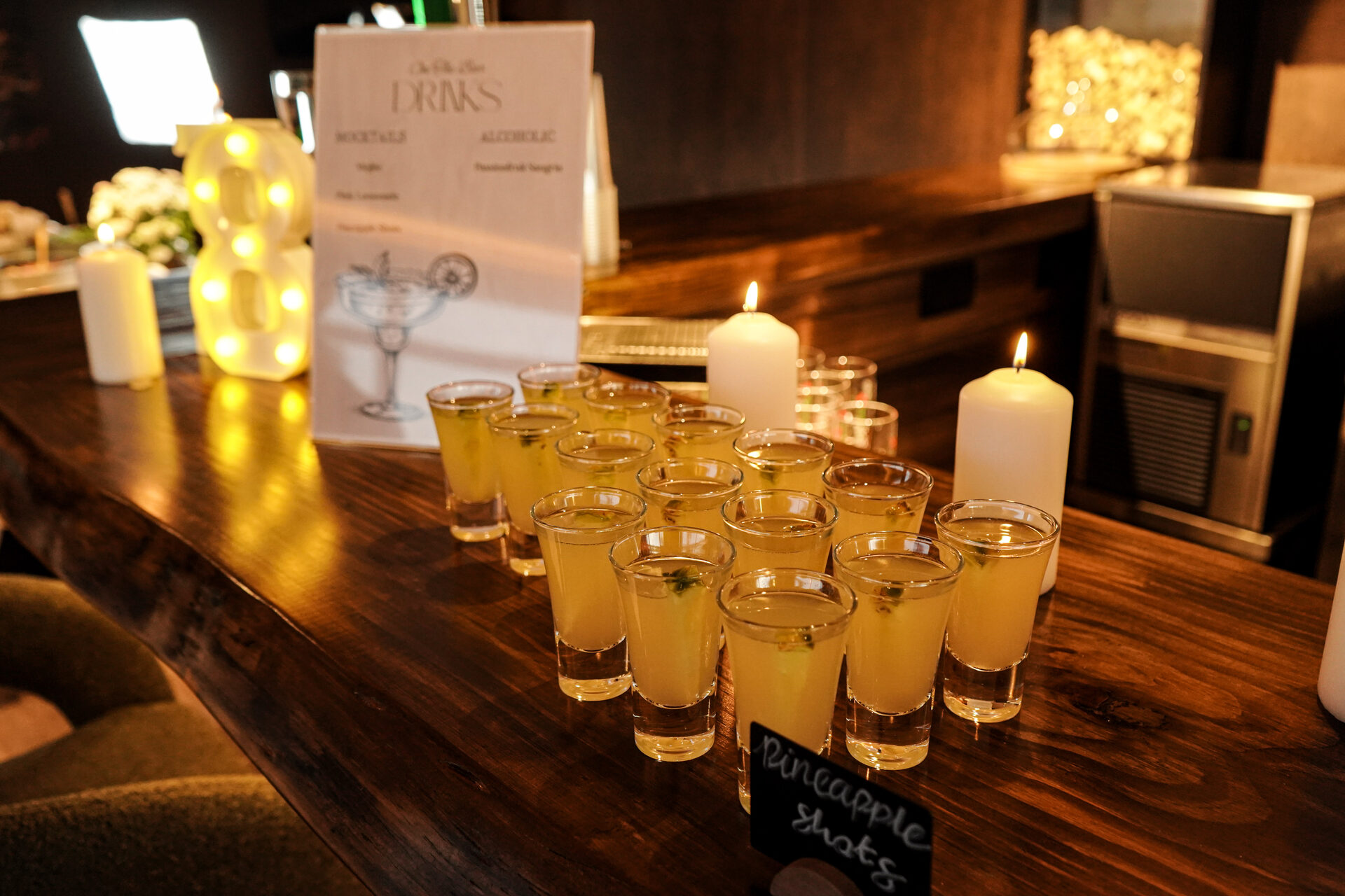 Bar de festa com velas