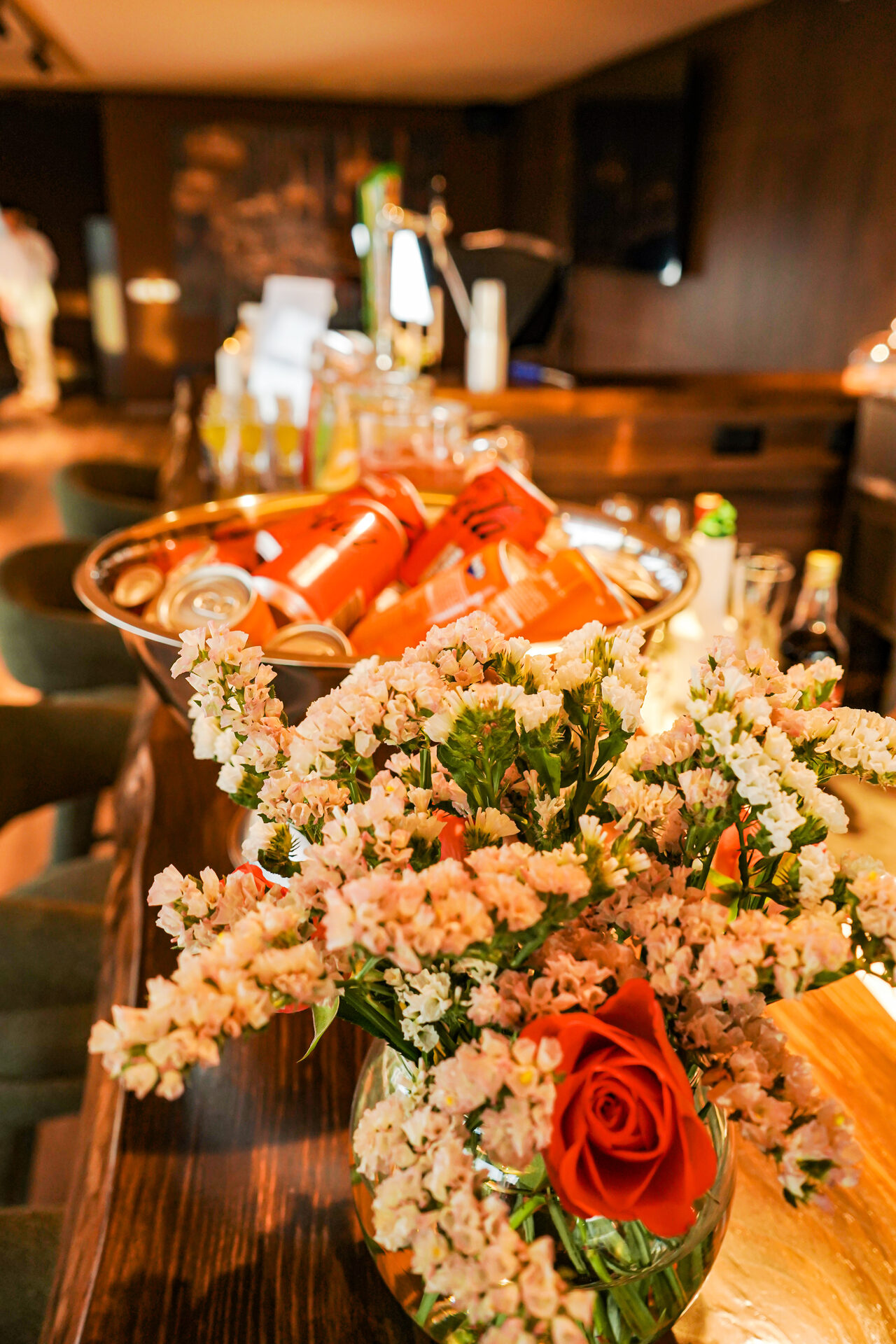 Arranjo floral no bar