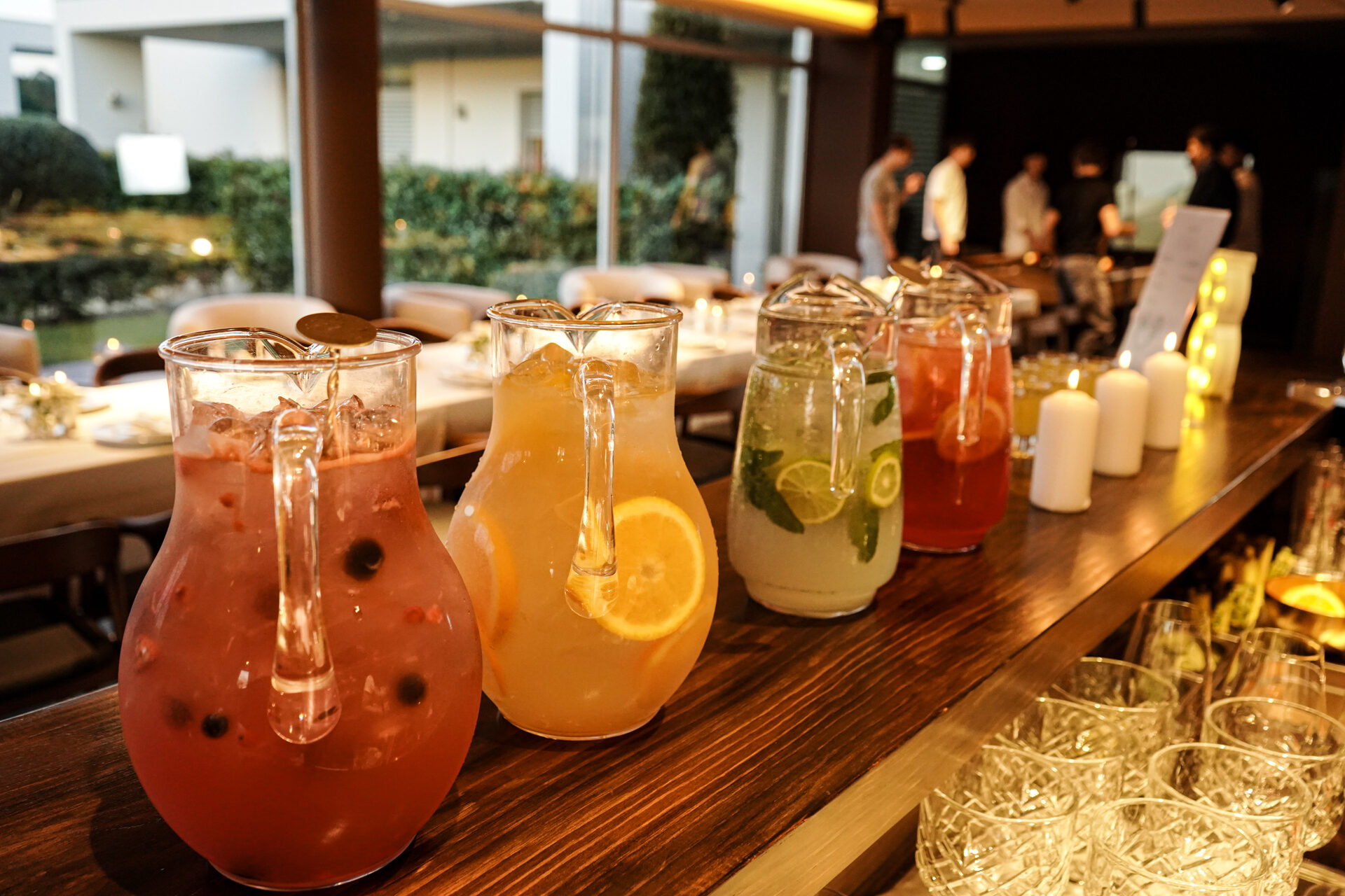 Cocktails de assinatura ao anoitecer
