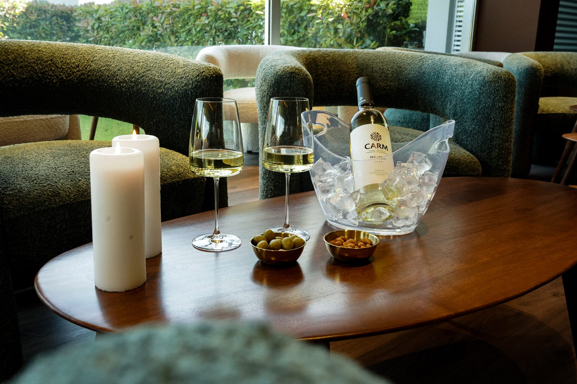 Lounge exterior com vinho e velas