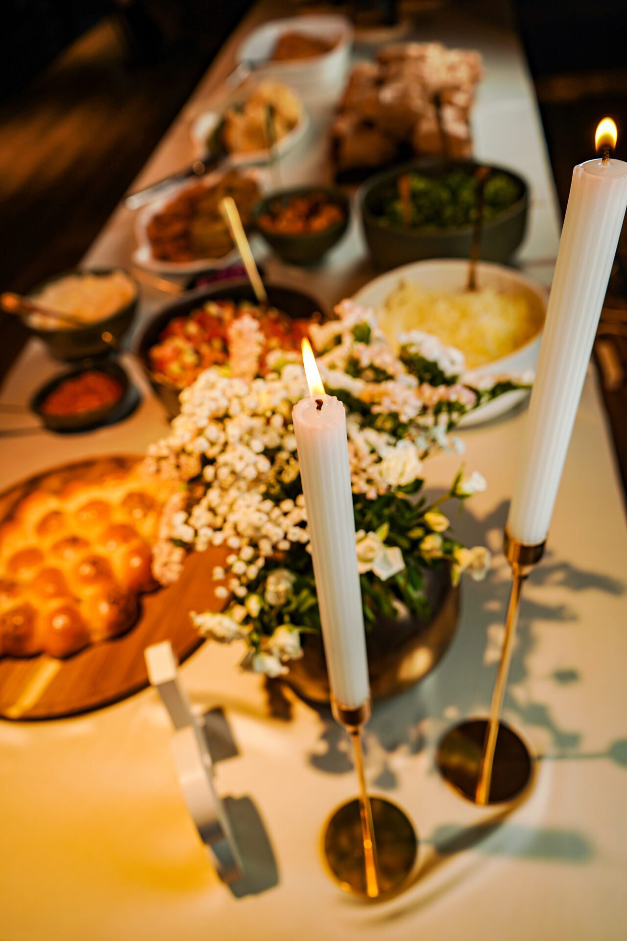 Mesa de sabores à luz de velas
