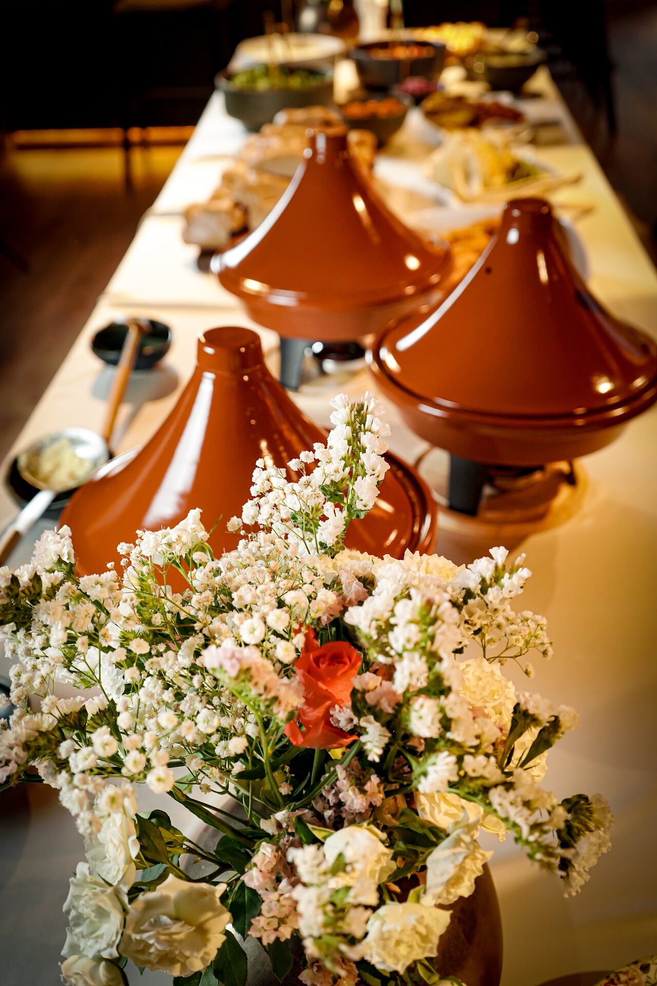 Tagines e flores no banquete